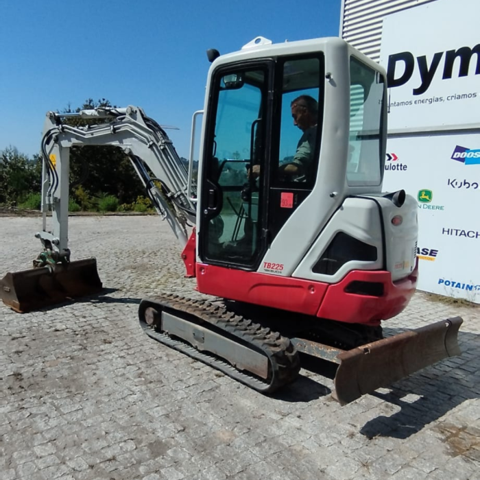 TAKEUCHI TB 225